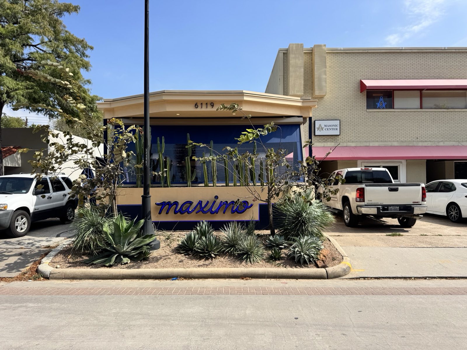 Maximo, Houston TX &mdash; motorized enclosure in brand-matched blue vinyl
