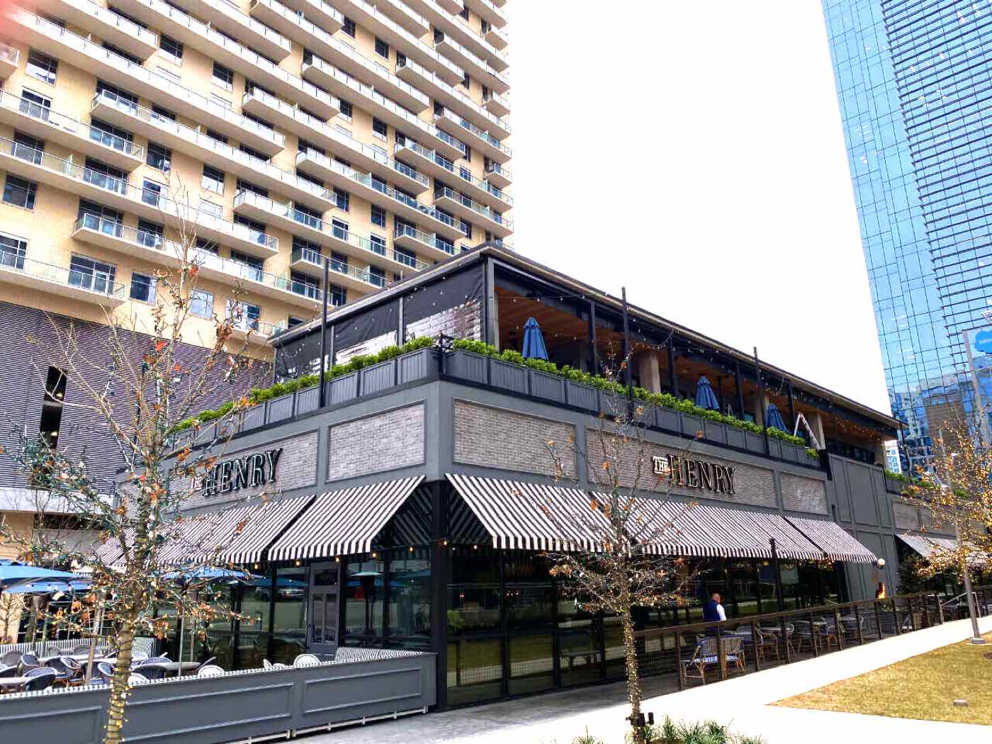 The Henry, Dallas TX &mdash; motorized roll-down screens on the upper terrace